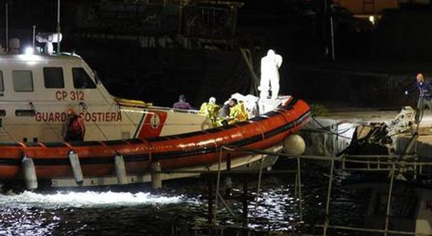 Naufrafio Lampedusa: trovato barchino con dodici cadaveri in fondo al mare. C'è anche una mamma abbracciata a un neonato
