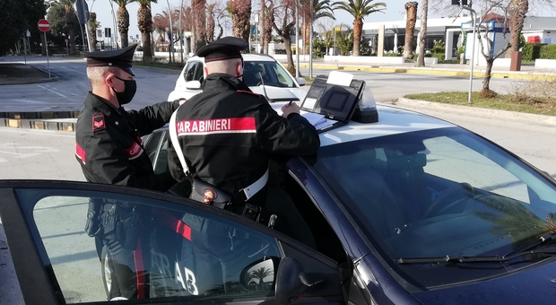 Fermato per un controllo dai carabinieri: nell auto aveva una pistola rubata, il 28enne resta in cella