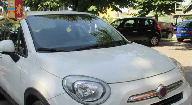 Clona l'auto della moglie per rivenderla: due Fiat 500 al prezzo di una