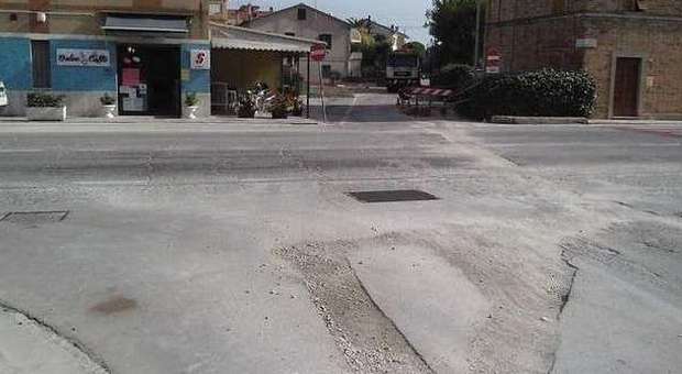 L'asfalto si briciola al passaggio delle auto Una sassaiola continua sull'Adriatica