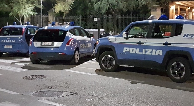 Pesaro, salvato dalla polizia in extremis con la corda intorno al collo: è grave