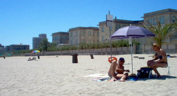 Pesaro, strutture per la Fase 2 anche nella spiaggia libera: docce, capanni e food truck
