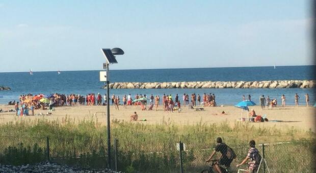 La folla sulla spiaggia in cui è avvenuta la tragedia
