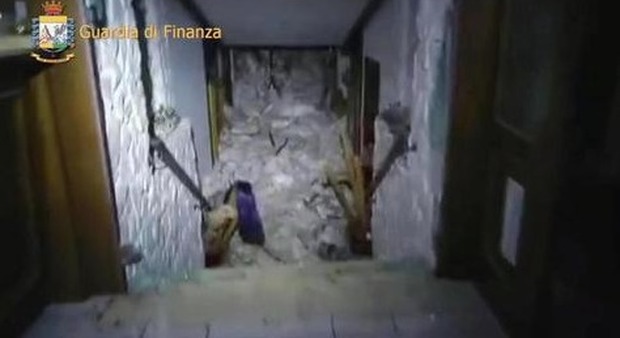 Gli ultimi corpi trovati dentro al caminetto: trascinati e schiacciati