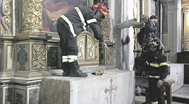 Chiesa di Sant'Angelo nel degrado dal terremoto: i fedeli restano senza parrocchia