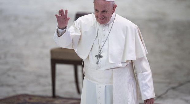 Il Papa all'Angelus: «Una preghiera per i cinque ragazzi e la mamma»
