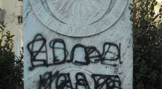 Ascoli, vandali nella notte imbrattano la meridiana in centro