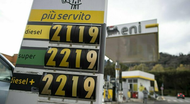 Benzina, i decreti in vigore da oggi: scatta la riduzione del prezzo. Durerà per un mese