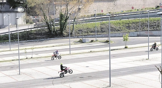 Protesta per il parcheggio davanti al cimitero trasformato in pista da motocross: preso a pugni e calci dai baby centauri