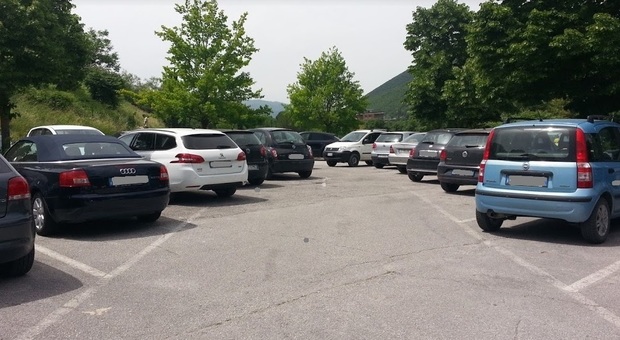 Fabriano, il parcheggio è creativo: una sola auto blocca tutte le altre