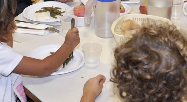 Larve e vermi alla mensa dei bambini: scatta al denuncia alle elementari