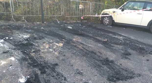 Quattro auto distrutte dal fuoco nella notte: l'ombra del piromane su Fermignano