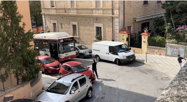 Autobus incastrato fra le auto: il parcheggio selvaggio manda in tilt la viabilità