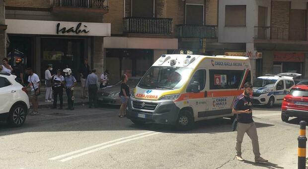 Ancona, auto impazzita piomba su un veicolo in sosta: falciata una donna sul marciapiede