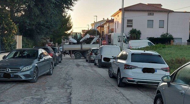 Antenna telefonica in via Caracciolo, i residenti bloccano ancora i lavori