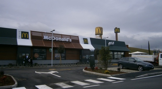 Osimo, raccolta differenziata fatta male: arriva la multa al McDonald's