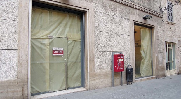 Ascoli, il caro affitti letale come il Covid: chiudono altri negozi in centro