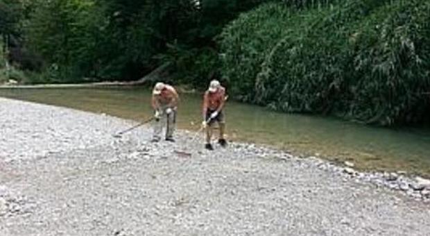 Ascoli, i volontari ripuliscono la spiaggia sul torrente Castellano
