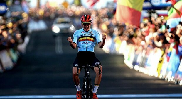 Il belga Evenepoel è il nuovo campione del mondo di ciclismo, Van der Poel fermato in questura nella notte