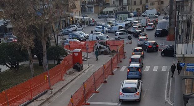 Piazza Garibaldi intasata dalle auto