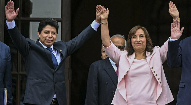 Perù, il presidente Pedro Castillo scioglie il parlamento. I media: «È un golpe»
