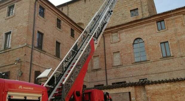 Vigili del fuoco al lavoro in via Gavardini sul tetto del vecchio tribunale di Pesaro