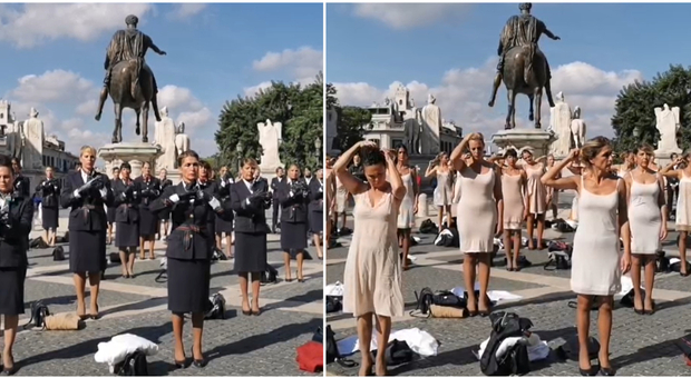 Alitalia, le donne si spogliano in Campidoglio: flash mob a Roma
