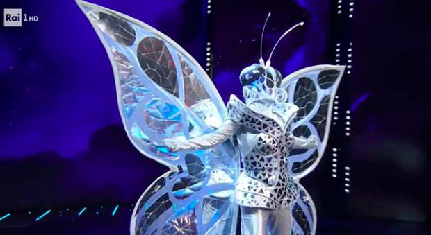 Il Cantante Mascherato, scelti i finalisti con la loro voce originale: Farfalla allo spareggio, poi il colpo di scena