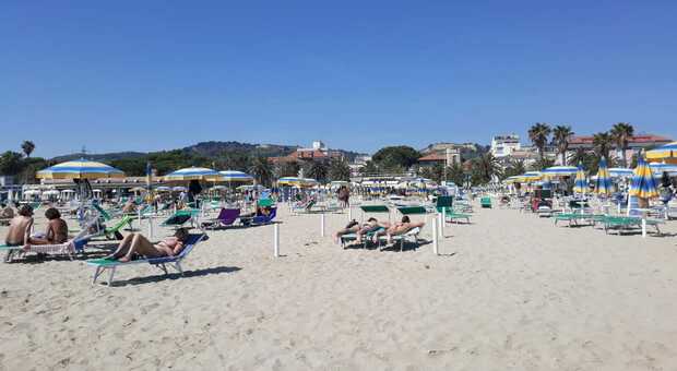 Voglia di fresco e spiagge affollate: adesso in Riviera la priorità è la sicurezza