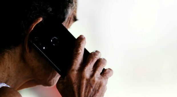Un anziano al telefono, foto tratta dal Web