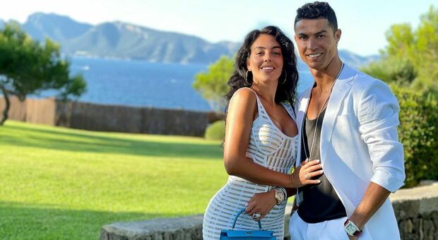 Cristiano Ronaldo, mensile extralusso per Georgina Rodriguez: la cifra da capogiro per la cura e la gestione dei figli. Le indiscrezioni