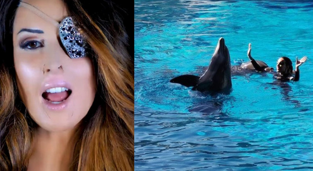 Rimini, Gessica Notaro torna a esibirsi in acqua con i delfini: la showgirl di nuovo trainer dopo 12 anni