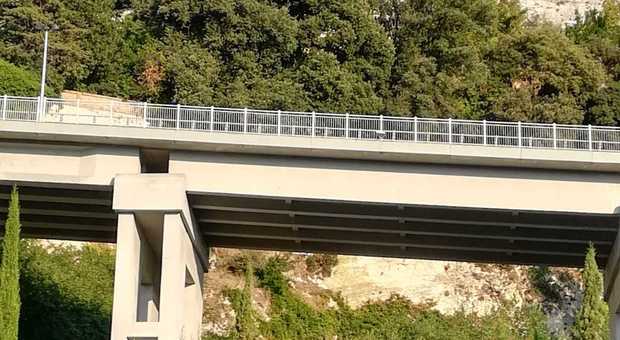 Lascia il fuoristrada sul viadotto e si lancia dal ponte: muore un uomo di 63 anni