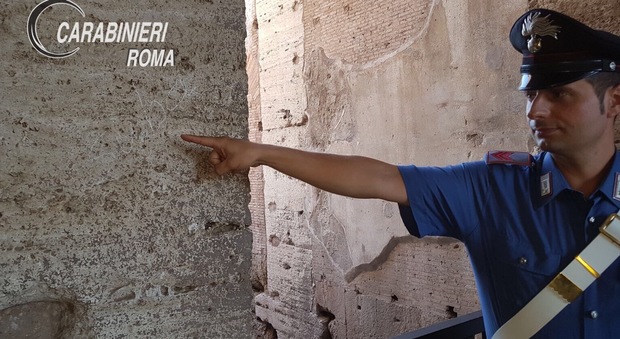 Roma, incide il suo nickname sul Colosseo: denunciata una turista tedesca