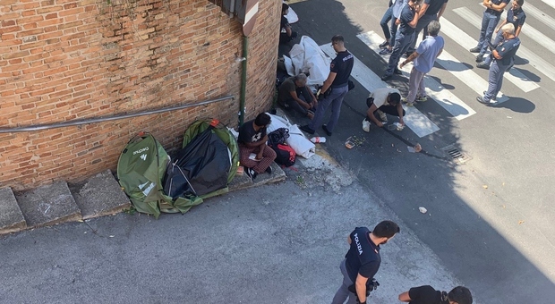 Migranti accampati davanti alla questura, i residenti: «Bivacchi sotto casa, ora basta»