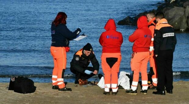 Fiumicino, trovato il cadavere di un uomo sulla spiaggia in riva al mare. L'allarme dato da una passante