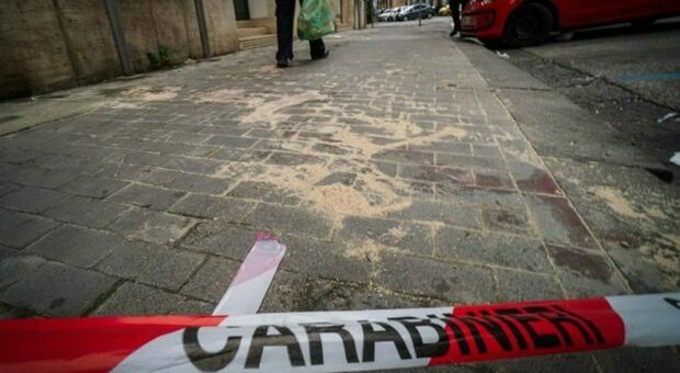 Napoli, omicidio tra la folla: pregiudicato ucciso con 20 colpi di pistola