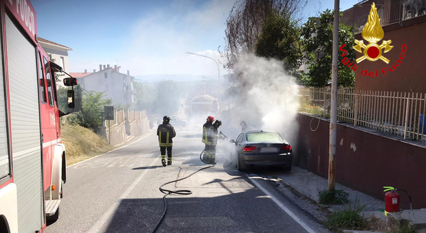 Auto divorata dalle fiamme, i vigili del fuoco mettono la zona in sicurezza