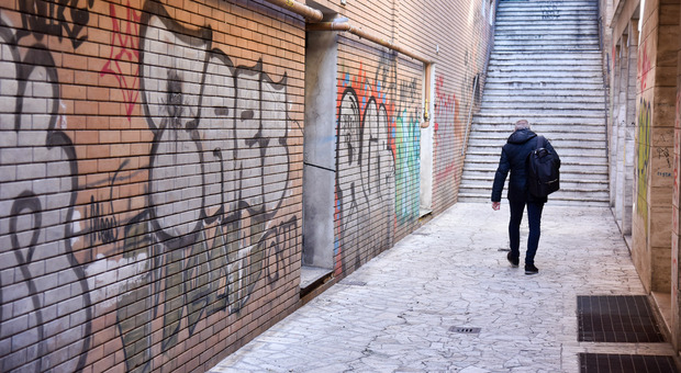 Sporcizia, degrado, scritte sui muri in centro, riecco i vandali. Residenti esasperati, parte una raccolta firme