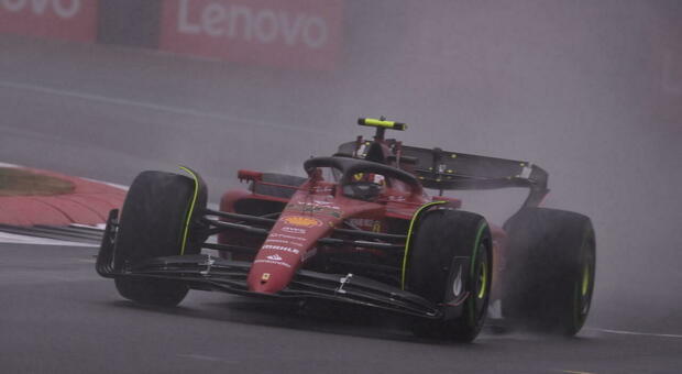 Ferrari in pole sotto il diluvio a Silverstone con Sainz. Poi Verstappen e Leclerc