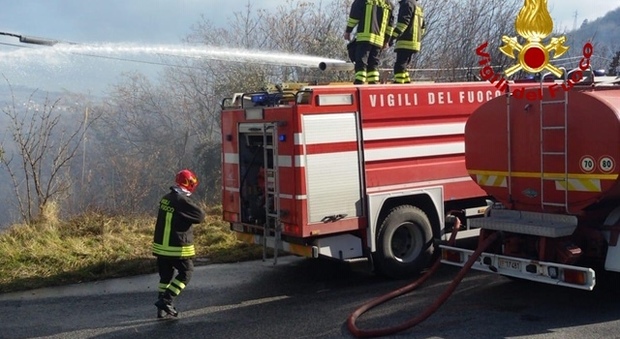 Ascoli, incendio alle valli di Lisciano i pompieri lottano contro fiamme e vento