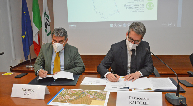 Il sindaco di Fano Massimo Seri e l'assessore regionale alle infrastrutture Francesco Baldelli