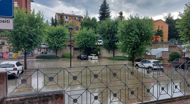 Bomba d'acqua su Sassoferrato: strade allagate, fulmine colpisce una casa