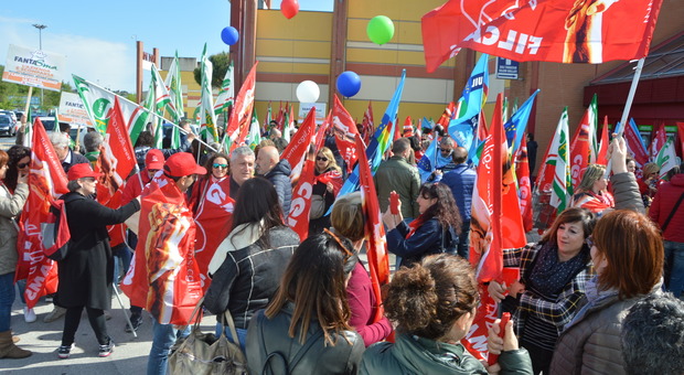 Per i 100 lavoratori del deposito di Osimo domani è sciopero