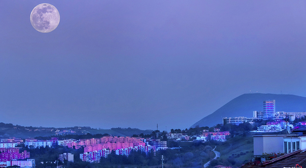 La Grande Luna Rosa ieri sera ad Ancona fotografata da paolo Bolognini