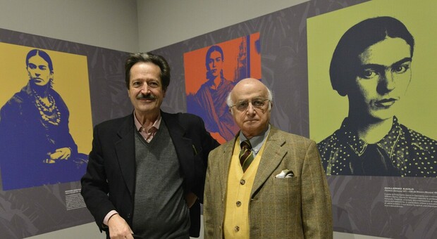 Alberto Rossetti, presidente di Civita insieme al curatore Vincenzo Sanfo dietro alcune belle immagini di Frida Kahlo