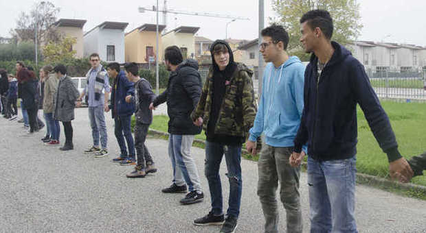 Chiaravalle, il cerchio della pace degli studenti del "Podesti"