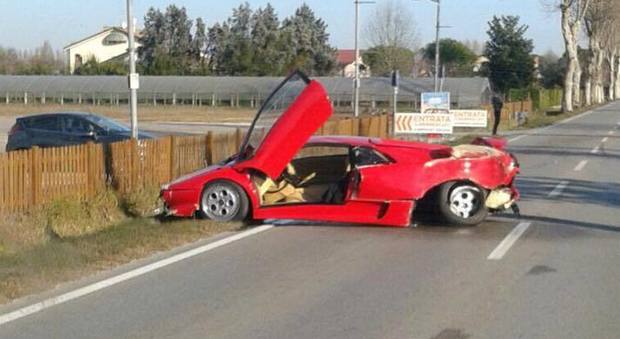 La Lamborghini distrutta (da Occhio Jesolano)
