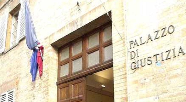 Raggira il marito ricoverato nella Rsa vuotandogli il conto: donna di Urbino a processo con 3 complici per una sfilza di reati