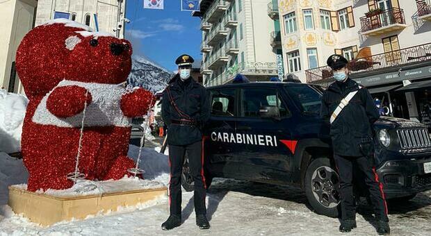 Carabinieri in centro a Cortina d'Ampezzo